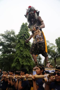 Jakarta, Endonezya. 10 Mart 2024. Ogoh-ogoh geçit töreni, Nyepi Günü 1946 'yı TMII turizm merkezi Jakarta' nın ana caddesinde 