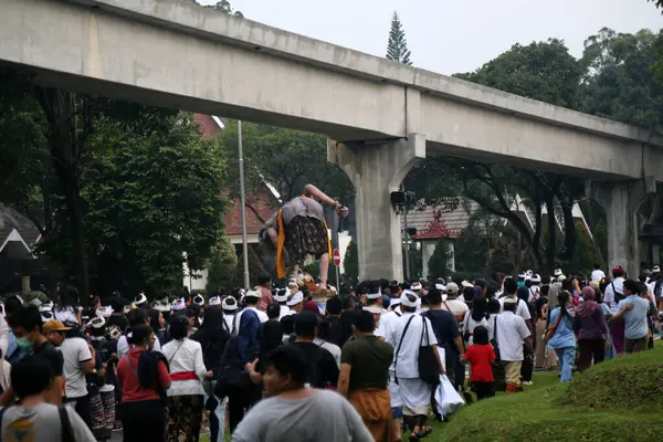 Jakarta, Endonezya. 10 Mart 2024. Ogoh-ogoh geçit töreni, Nyepi Günü 1946 'yı TMII turizm merkezi Jakarta' nın ana caddesinde 