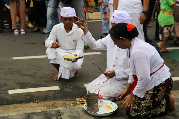 インドネシア ジャカルタ 2024年3月10日 写真は ジャカルタのTmii観光アトラクションでパレードを開催しているバリ人の人々が バラティエピアン を実行する前にサカ新年を歓迎することを示しています — ストック写真