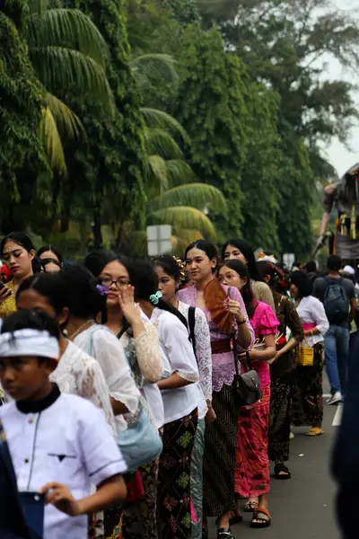 Jakarta, Endonezya. 10 Mart 2024. 1946 Nyepi Günü 'nde TMII turizm merkezi Jakarta' nın ana caddesinde 