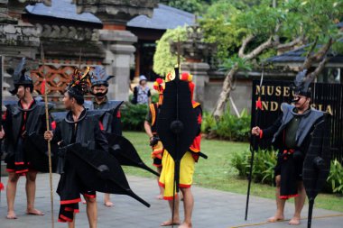 Jakarta, Endonezya. 12 Kasım 2023. SLB Negeri 11 'de engelli öğrencilerin görünümü, TMII turizm merkezinin açık sahnesinde Jakarta.