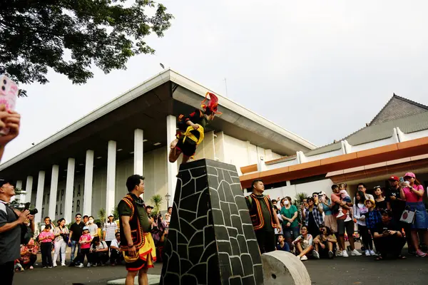 Jakarta, Endonezya. 12 Kasım 2023. SLB Negeri 11 'de engelli öğrencilerin görünümü, TMII turizm merkezinin açık sahnesinde Jakarta.