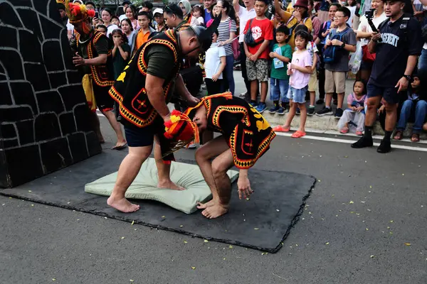 Jakarta, Endonezya. 12 Kasım 2023. SLB Negeri 11 'de engelli öğrencilerin görünümü, TMII turizm merkezinin açık sahnesinde Jakarta.