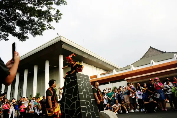 Jakarta, Endonezya. 12 Kasım 2023. SLB Negeri 11 'de engelli öğrencilerin görünümü, TMII turizm merkezinin açık sahnesinde Jakarta.