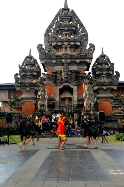 Jakarta, Endonezya. 12 Kasım 2023. SLB Negeri 11 'de engelli öğrencilerin görünümü, TMII turizm merkezinin açık sahnesinde Jakarta.