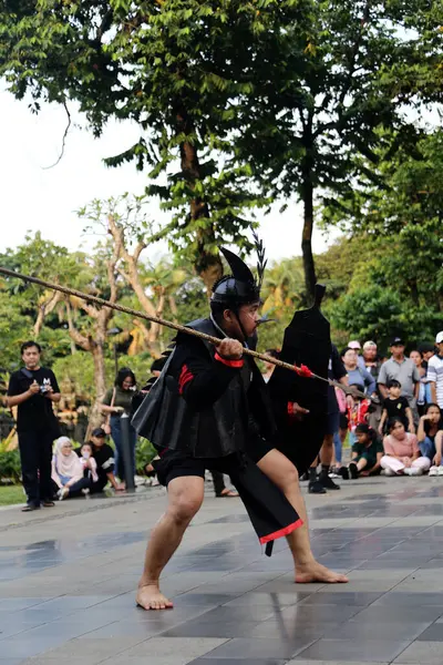 Jakarta, Endonezya. 12 Kasım 2023. SLB Negeri 11 'de engelli öğrencilerin görünümü, TMII turizm merkezinin açık sahnesinde Jakarta.