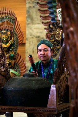 Jakarta, Endonezya. 13 Nisan 2024. Sanatçılar, turistlerin TMII turistik merkezi Jakarta 'ya gelişini karşılamak için Gamelan Carabalen' i oynuyorlar. Turistler de oynayabilir..