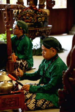 Jakarta, Endonezya. 13 Nisan 2024. Sanatçılar, turistlerin TMII turistik merkezi Jakarta 'ya gelişini karşılamak için Gamelan Carabalen' i oynuyorlar. Turistler de oynayabilir..