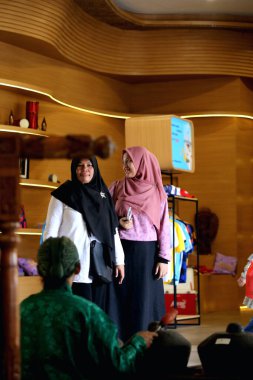 Jakarta, Endonezya. 13 Nisan 2024. Sanatçılar, turistlerin TMII turistik merkezi Jakarta 'ya gelişini karşılamak için Gamelan Carabalen' i oynuyorlar. Turistler de oynayabilir..