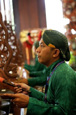 Jakarta, Endonezya. 13 Nisan 2024. Sanatçılar, turistlerin TMII turistik merkezi Jakarta 'ya gelişini karşılamak için Gamelan Carabalen' i oynuyorlar. Turistler de oynayabilir..