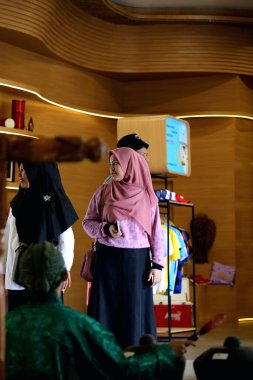 Jakarta, Endonezya. 13 Nisan 2024. Sanatçılar, turistlerin TMII turistik merkezi Jakarta 'ya gelişini karşılamak için Gamelan Carabalen' i oynuyorlar. Turistler de oynayabilir..