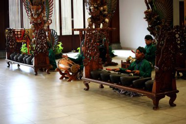 Jakarta, Endonezya. 13 Nisan 2024. Sanatçılar, turistlerin TMII turistik merkezi Jakarta 'ya gelişini karşılamak için Gamelan Carabalen' i oynuyorlar. Turistler de oynayabilir..