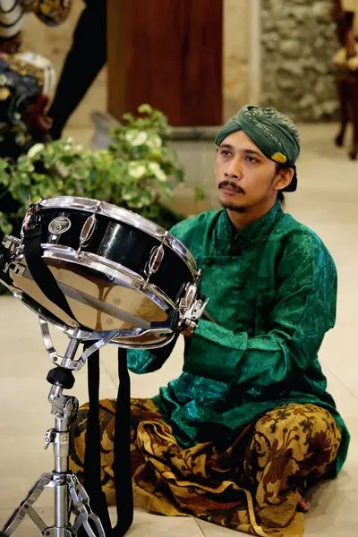 Jakarta, Endonezya. 13 Nisan 2024. Sanatçılar, turistlerin TMII turistik merkezi Jakarta 'ya gelişini karşılamak için Gamelan Carabalen' i oynuyorlar. Turistler de oynayabilir..