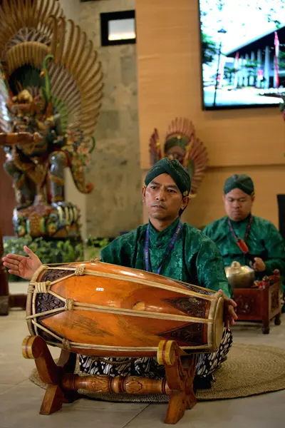 Jakarta, Endonezya. 13 Nisan 2024. Sanatçılar, turistlerin TMII turistik merkezi Jakarta 'ya gelişini karşılamak için Gamelan Carabalen' i oynuyorlar. Turistler de oynayabilir..