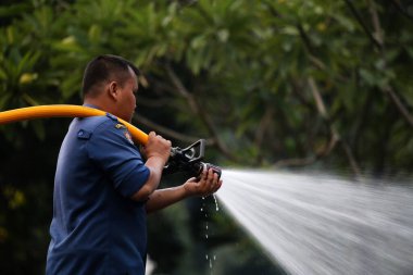 Jakarta, Endonezya. 21 Nisan 2024. İtfaiyeciler, TMII turistik merkezinde Ogoh-ogoh 'u yakan yangını söndürüyorlar, Jakarta.