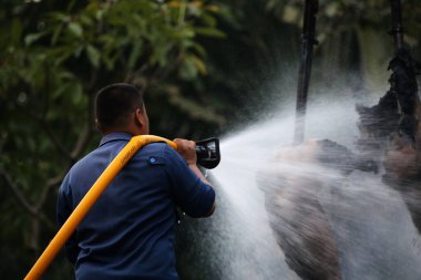 Jakarta, Endonezya. 21 Nisan 2024. TMII, Jakarta 'da bir Ogoh-ogoh' un karıştığı itfaiyeci çatışması.
