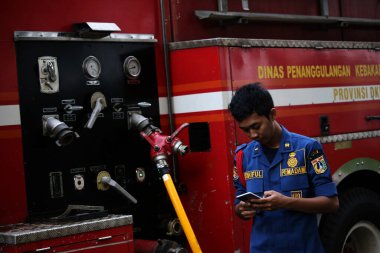 Jakarta, Endonezya. 21 Nisan 2024. TMII, Jakarta 'da bir Ogoh-ogoh' un karıştığı itfaiyeci çatışması.