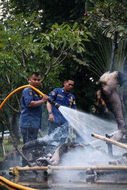 Jakarta, Endonezya. 21 Nisan 2024. İtfaiyeciler TMII, Jakarta 'da bir Ogoh-ogoh' un karıştığı yangınla mücadele ediyor.