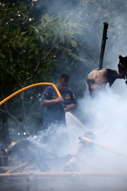 Jakarta, Endonezya. 21 Nisan 2024. TMII, Jakarta 'da bir Ogoh-ogoh' un karıştığı itfaiyeci çatışması.