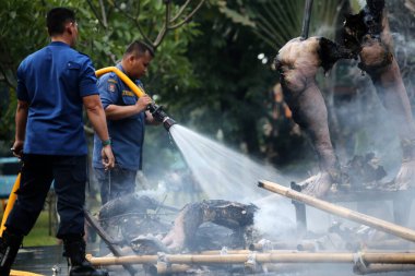 Jakarta, Endonezya. 21 Nisan 2024. Jakartas TMII itfaiyecilerin bir Ogoh-ogoh 'a ateş püskürttüğünü gördü