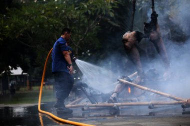 Jakarta, Endonezya. 21 Nisan 2024. İtfaiyeciler TMII, Jakarta 'da bir Ogoh-ogoh' un karıştığı yangınla mücadele ediyor.