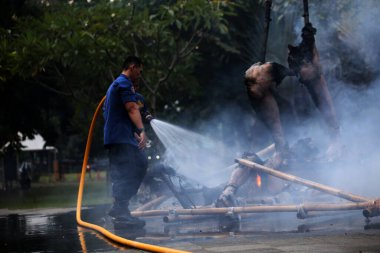 Jakarta, Endonezya. 21 Nisan 2024. İtfaiyeciler TMII, Jakarta 'da bir Ogoh-ogoh' un karıştığı yangınla mücadele ediyor.