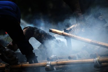 Jakarta, Endonezya. 21 Nisan 2024. İtfaiyeciler, TMII turistik merkezinde Ogoh-ogoh 'u yakan yangını söndürüyorlar, Jakarta.