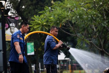 Jakarta, Endonezya. 21 Nisan 2024. Jakarta 'daki TMII' de itfaiyeciler bir Ogoh-ogoh 'u yakarak alevleri söndürüyorlar.