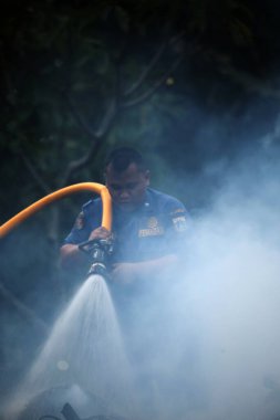 Jakarta, Endonezya. 21 Nisan 2024. TMII, Jakarta 'da bir Ogoh-ogoh' un karıştığı itfaiyeci çatışması.