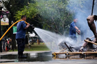 Jakarta, Endonezya. 21 Nisan 2024. TMII, Jakarta 'da itfaiyeciler bir Ogoh-ogoh' daki yangını söndürmek için çalışıyorlar.
