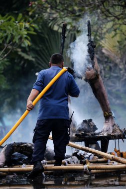 Jakarta, Endonezya. 21 Nisan 2024. İtfaiyeciler, TMII turistik merkezinde Ogoh-ogoh 'u yakan yangını söndürmek için yüksek basınçlı su püskürtüyorlar, Jakarta..