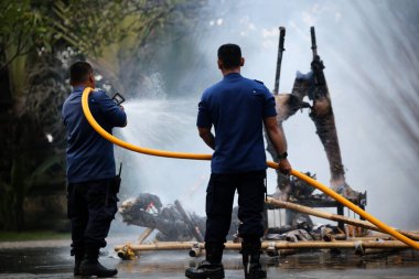 Jakarta, Endonezya. 21 Nisan 2024. İtfaiyeciler, TMII turistik merkezinde Ogoh-ogoh 'u yakan yangını söndürmek için yüksek basınçlı su püskürtüyorlar, Jakarta..
