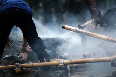Jakarta, Endonezya. 21 Nisan 2024. İtfaiyeciler, TMII turistik merkezinde Ogoh-ogoh 'u yakan yangını söndürmek için yüksek basınçlı su püskürtüyorlar, Jakarta..