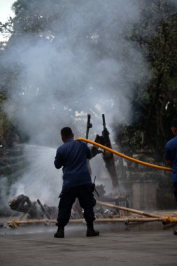 Jakarta, Endonezya. 21 Nisan 2024. İtfaiyeciler, TMII turistik merkezinde Ogoh-ogoh 'u yakan yangını söndürmek için yüksek basınçlı su püskürtüyorlar, Jakarta..