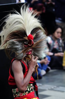 Jakarta, Endonezya. 10 Nisan 2024. Jakarta 'da, TMII' deki Reyog Ponorogo halk gösterisi birçok izleyiciyi cezbetti.