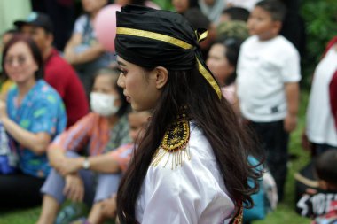 Jakarta, Endonezya. 10 Nisan 2024. Cakarta 'da TMII' ler pek çok izleyiciyi çeken Reyog Ponorogo performansına ev sahipliği yaptılar.