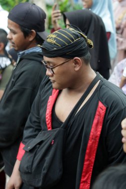 Jakarta, Endonezya. 10 Nisan 2024. Cakarta 'da TMII' ler pek çok izleyiciyi çeken Reyog Ponorogo performansına ev sahipliği yaptılar.