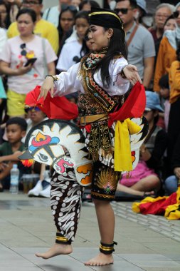 Jakarta, Endonezya. 10 Nisan 2024. Reyog Ponorogo 'nun TMII' nin Jakarta 'daki açık sahnesindeki halk sanatı gösterisi seyirciyi büyüledi.