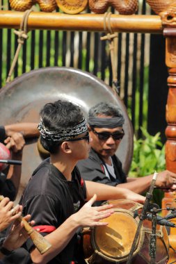 Jakarta, Endonezya. 10 Nisan 2024. TMII 'deki açık sahnede, Cakarta Reyog Ponorogo' yu sergileyerek ziyaretçileri büyüledi