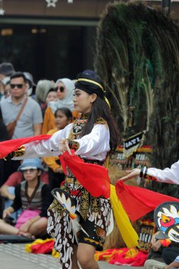 Jakarta, Endonezya. 10 Nisan 2024. TMII 'deki Reyog Ponorogo halk sanatları gösterisi, Jakarta seyircileri açık sahnesine çekti.