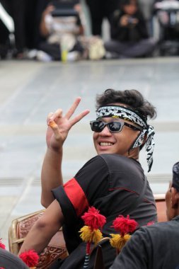 Jakarta, Endonezya. 10 Nisan 2024. TMII 'deki açık sahnede, Cakarta Reyog Ponorogo' yu sergileyerek ziyaretçileri büyüledi