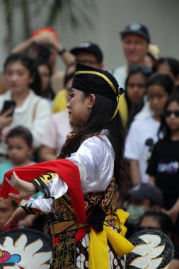 Jakarta, Endonezya. 10 Nisan 2024. Reyog Ponorogo 'nun Jakartas TMII açık sahnesindeki performansı bir ziyaretçi mıknatısıydı.