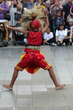 Jakarta, Endonezya. 10 Nisan 2024. TMII 'deki Reyog Ponorogo halk sanatları gösterisi, Jakarta seyircileri açık sahnesine çekti.