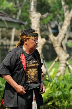 Jakarta, Endonezya. 10 Nisan 2024. TMII, Jakarta 'daki Reyog Ponorogo halk sanatı geniş bir kitleyi açık sahnesine çekti.