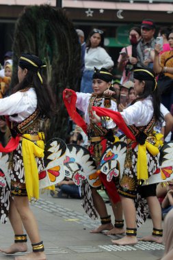Jakarta, Endonezya. 10 Nisan 2024. Halk sanatı meraklıları Reyog Ponorogo 'yu görmek için Cakarta' da TMII 'nin açık sahnesine akın ettiler.