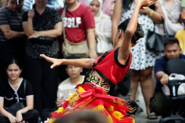 Jakarta, Endonezya. 10 Nisan 2024. Ziyaretçiler, Cakarta 'daki TMII açık sahnesindeki Reyog Ponorogo gösterisine çekildiler.