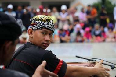 Jakarta, Endonezya. 10 Nisan 2024. Halk sanatı meraklıları Reyog Ponorogo 'yu görmek için Cakarta' da TMII 'nin açık sahnesine akın ettiler.