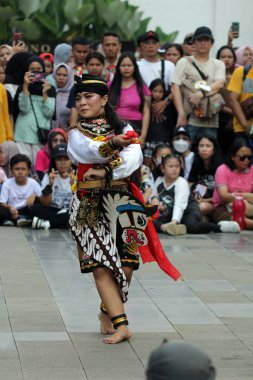 Jakarta, Endonezya. 10 Nisan 2024. Halk sanatı 