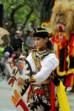 Jakarta, Endonezya. 10 Nisan 2024. Ziyaretçiler, Cakarta 'daki TMII açık sahnesindeki Reyog Ponorogo gösterisine çekildiler.