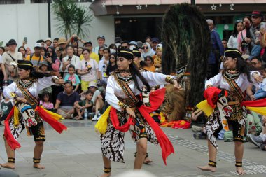 Jakarta, Endonezya. 10 Nisan 2024. Halk sanatı meraklıları Reyog Ponorogo 'yu görmek için Cakarta' da TMII 'nin açık sahnesine akın ettiler.